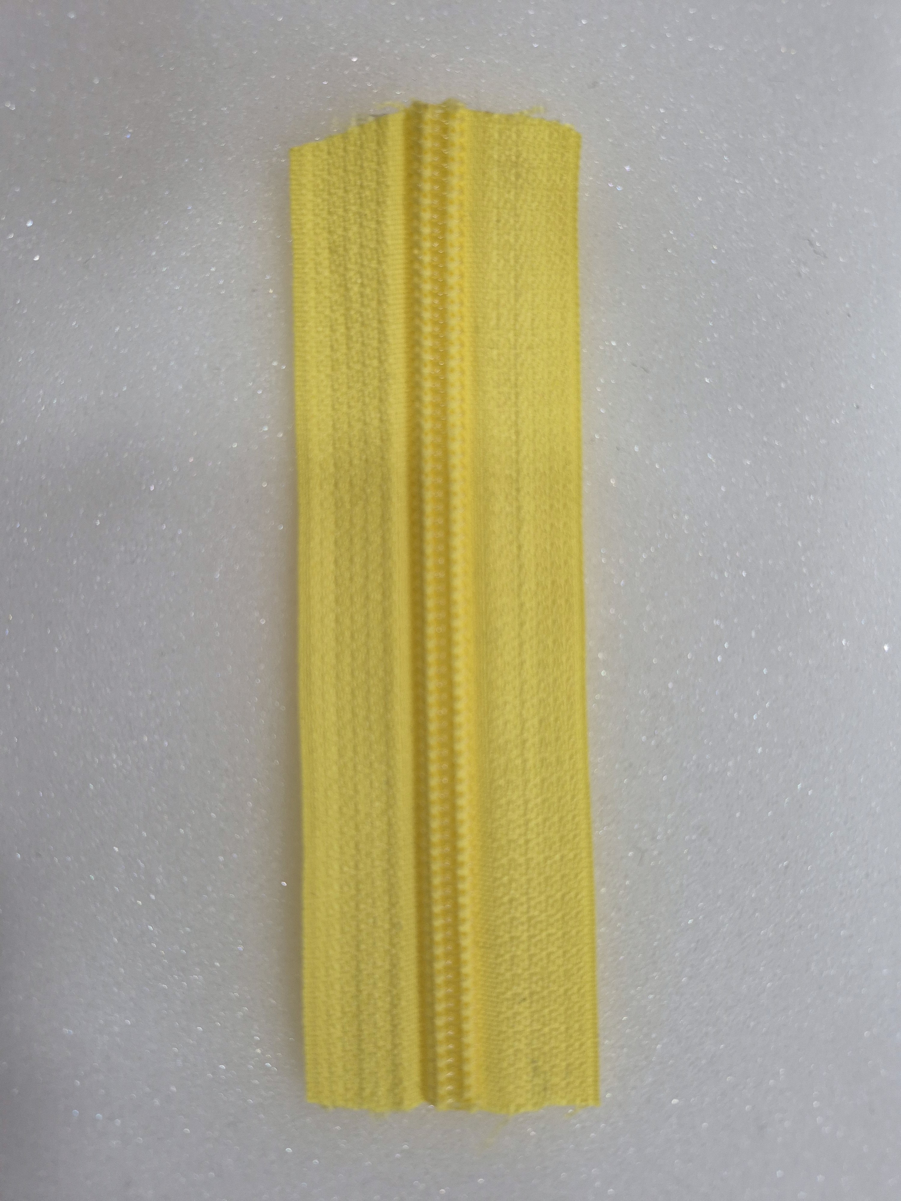 zíper amarelo fluor