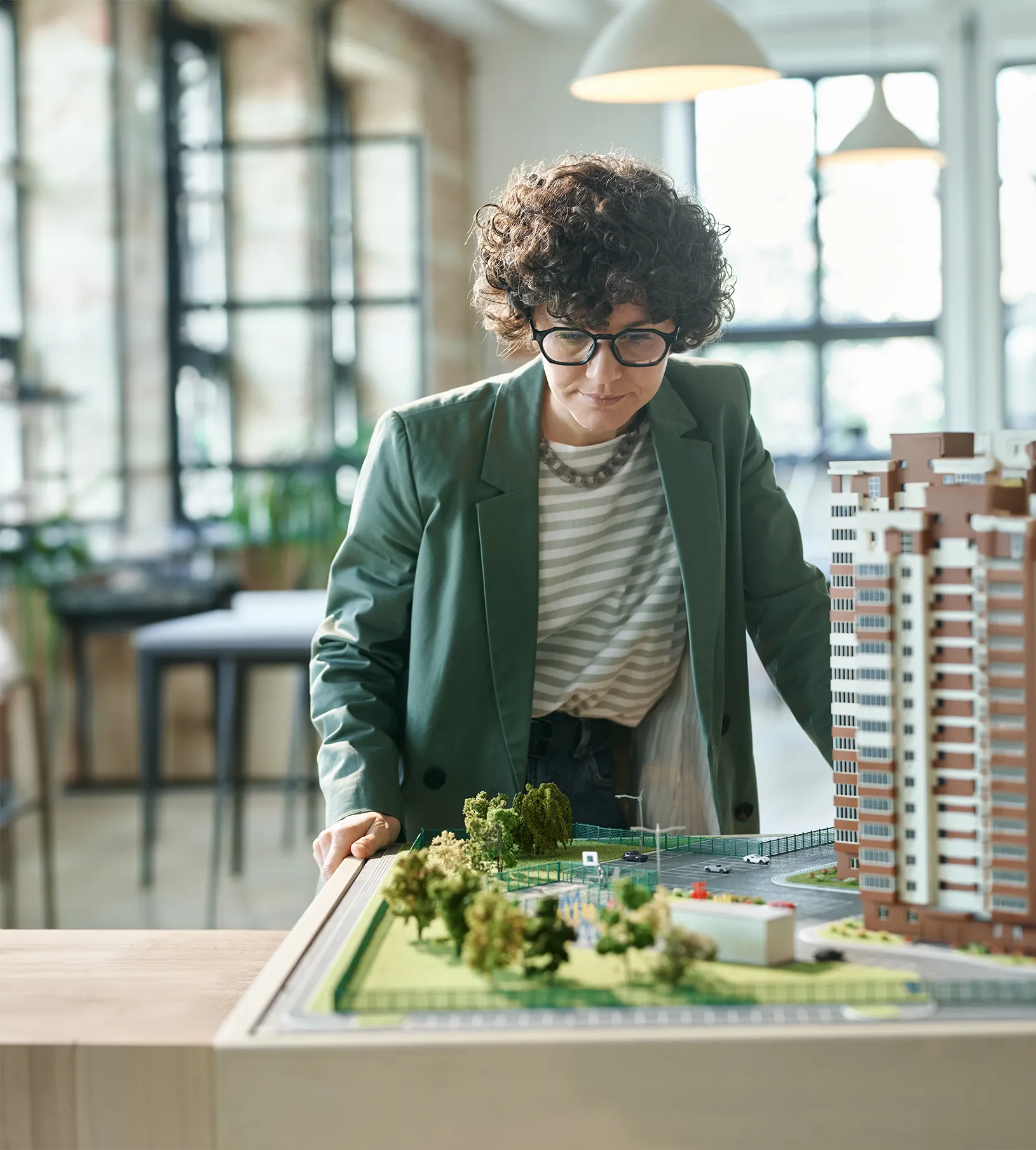 Architektin vor ihrem Modellprojekt