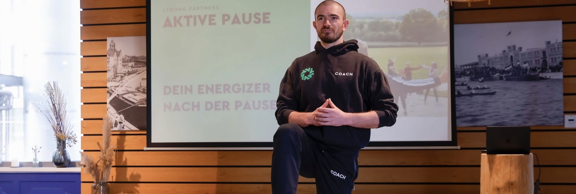 Coach von Strong Partners führt Übungen in einer Aktiven Pause durch