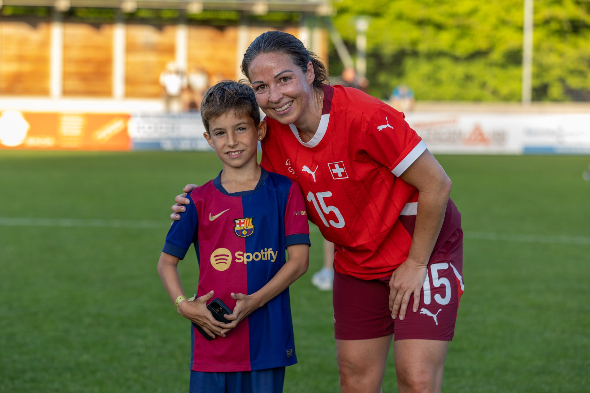 Suisse Nati Legends player with young fan at FC Oerlikon/Polizei Sponsorenfestival 2026 Zurich