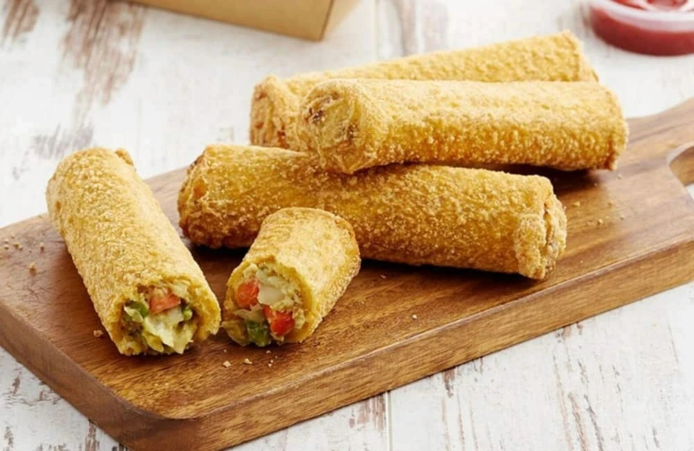 Crispy stuffed snack rolls