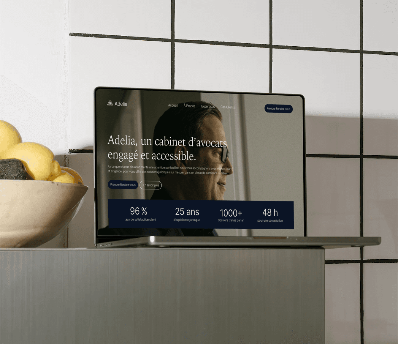 Ordinateur avec le site Adelia