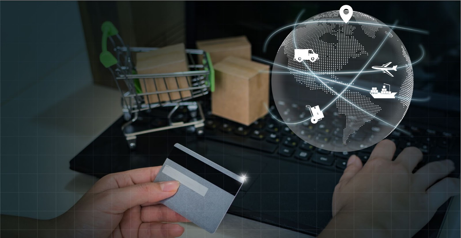 Hand mit Bankkarte am Laptop, Einkaufswagen mit Paketen und Globus mit Versandrouten