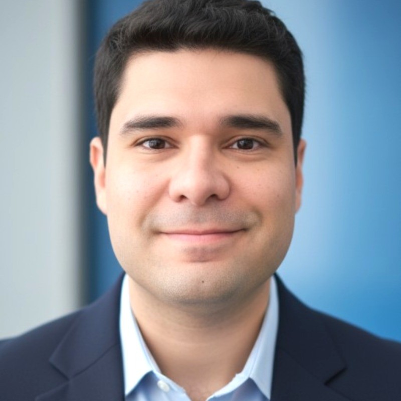 Foto de Clark Silva de perfil, com os olhos fechados. Ele tem óculos redondos, pele clara e cabelos escuros