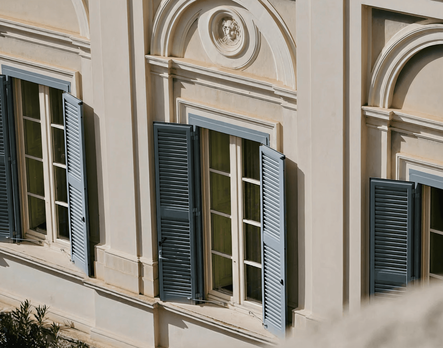 Façade d'immeuble avec volets bleus - ambiance hôtel sud de la france