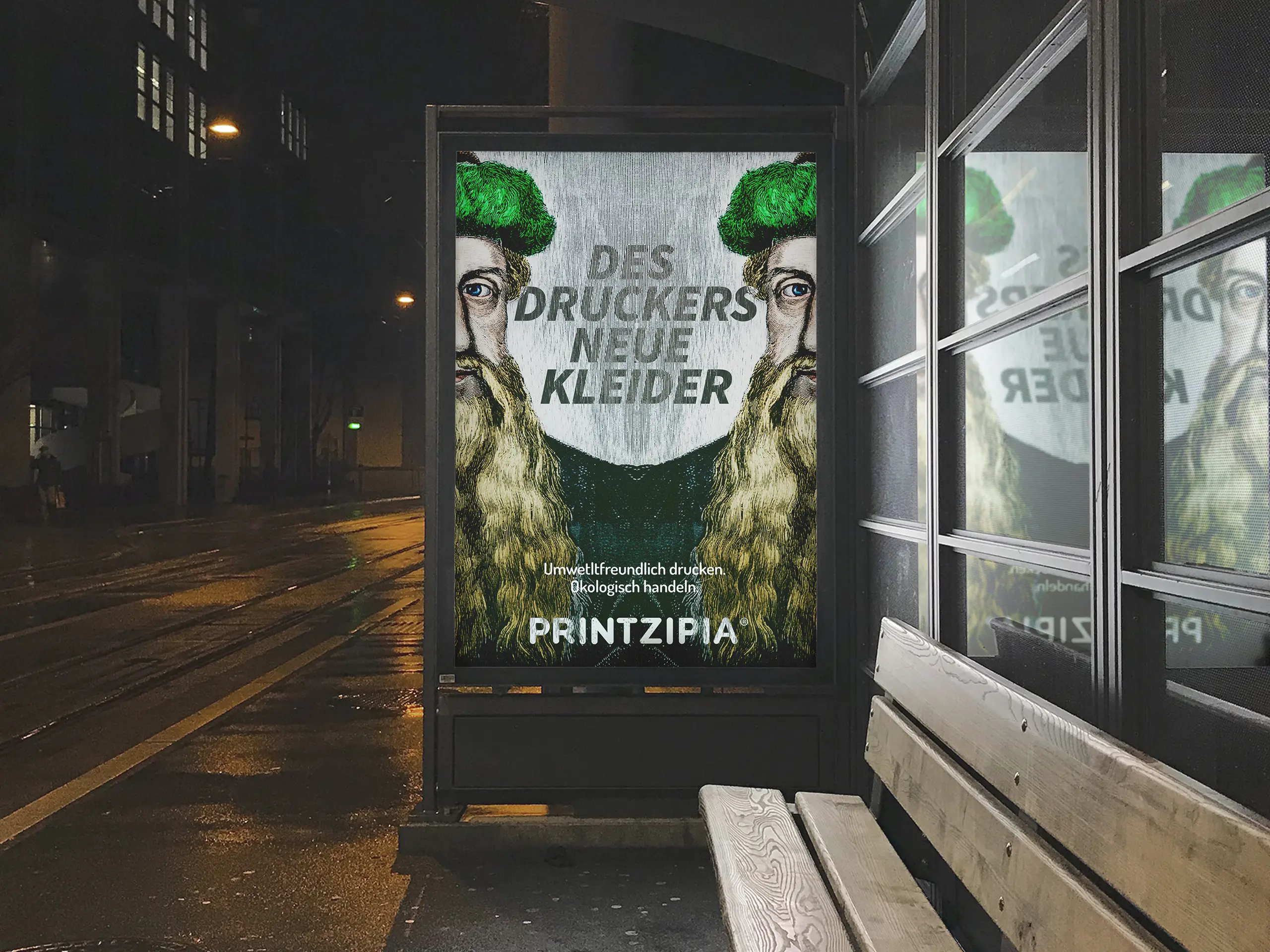 Citylight-Plakat Printzipia an Haltestelle bei Nacht mit Öko-Claim