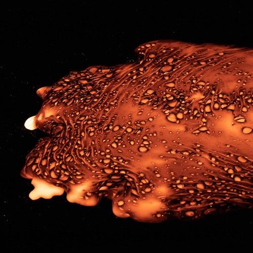 Rastopljena lava prikazana je kako sigurno teče u zatvorenom prostoru na predstavi Lava Show na Islandu.