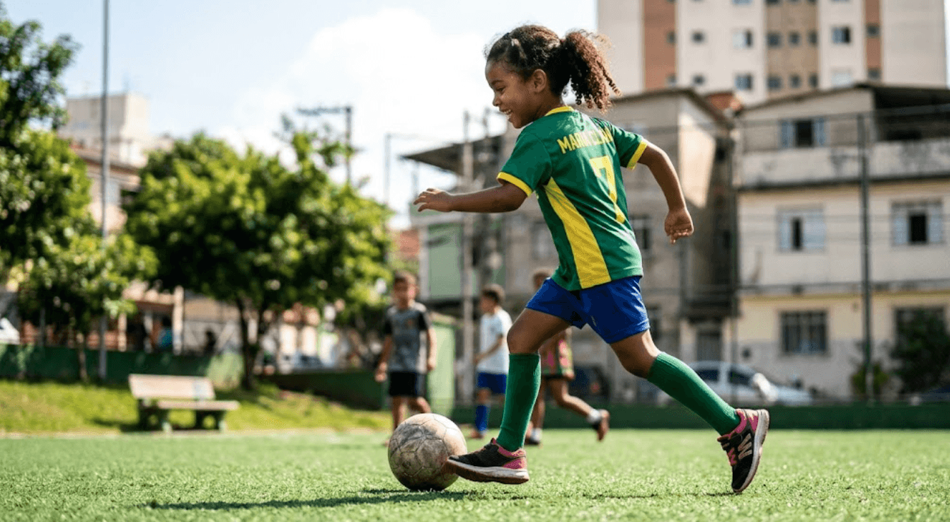 Guia visual sobre a relação entre o uso de mochilas e a saúde da coluna em crianças e adolescentes.