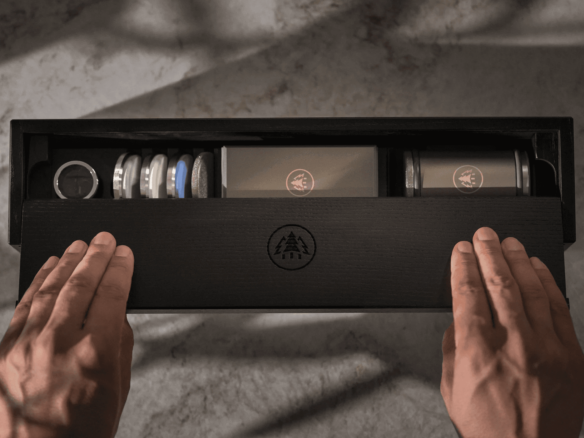 The HORL® Box organized with the HORL®3 Pro, magnetic angle support, four grinding discs, and the leather strop for a complete professional sharpening setup.