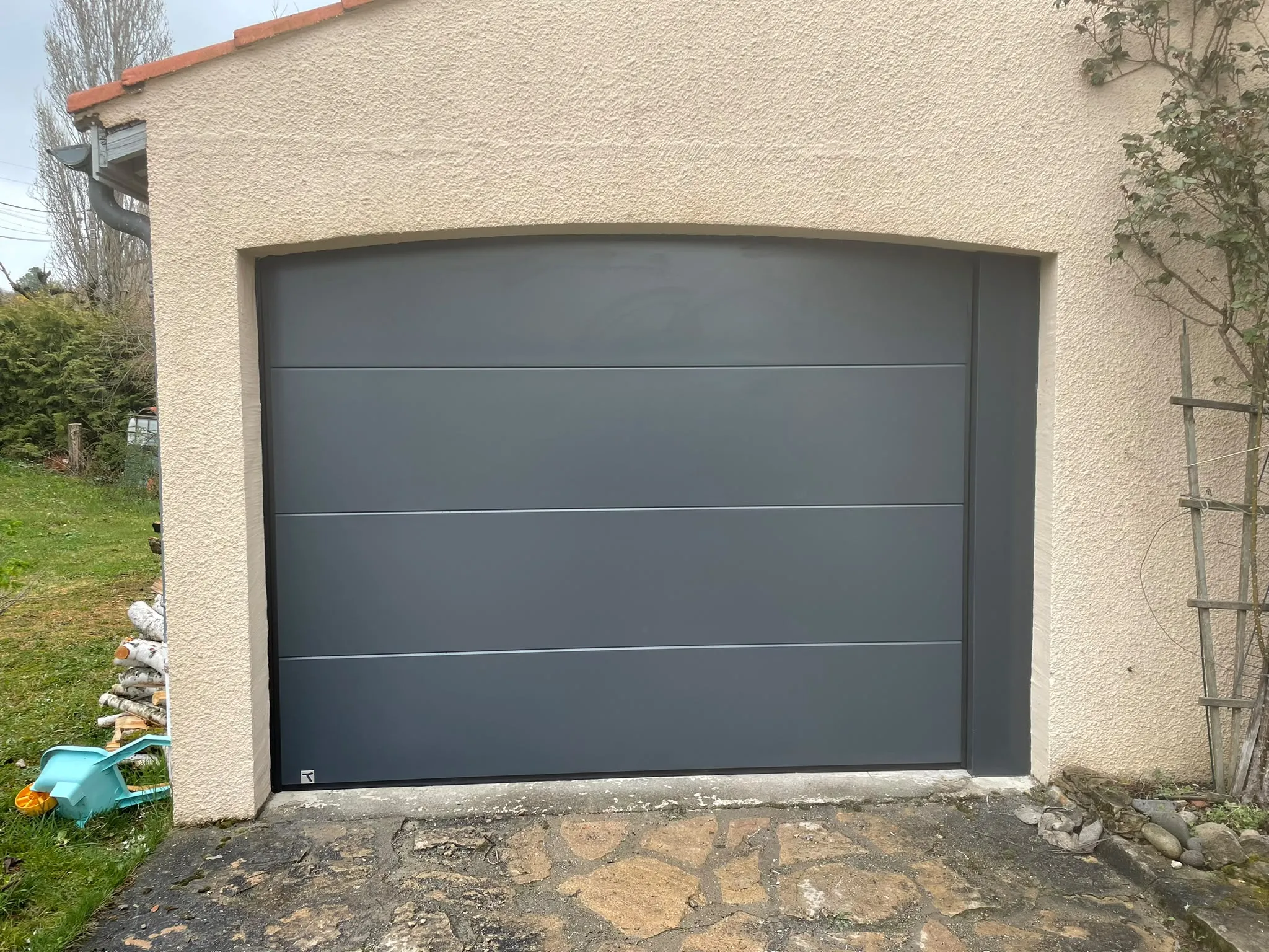 Porte de garage grise dans une ouverture cintrée — AFermetures