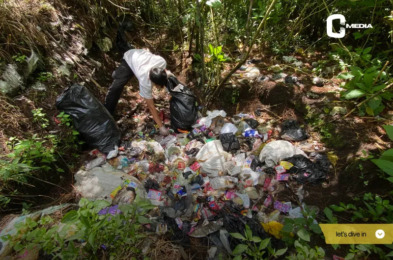 Menjarah Sampah di Gunung Guntur