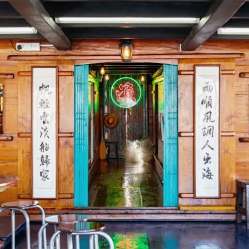 别忘了在著名的霓虹灯下拍照留念