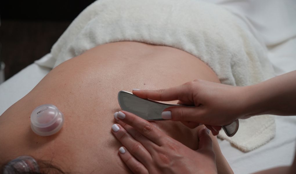 technique de massage thérapeutique avec outil pour relâcher les tensions musculaires