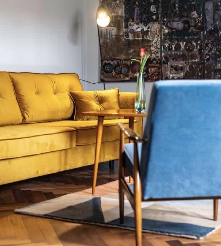 Kanapa i obraz w Apartamencie w Villi Stara Apteka. Noclegi dla grup na Dolnym Śląsku w Srebrnej Górze