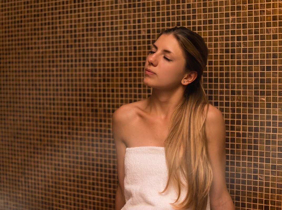 woman comfortably relaxing during a steam room weight reduction session
