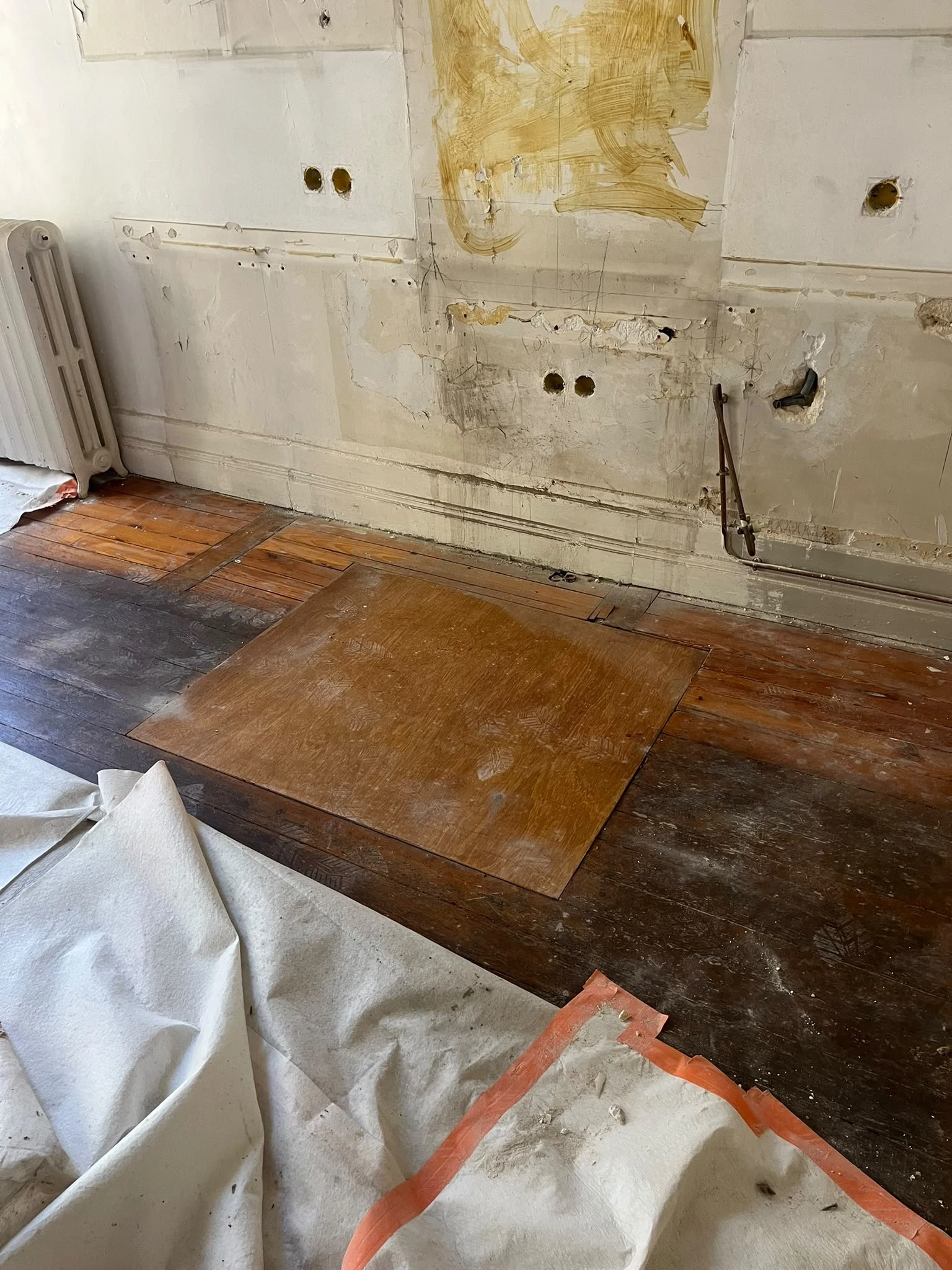 Panneau de bois dans une zone de parquet ancien avant réparation, chantier Aliénor Parquet à Bordeaux centre