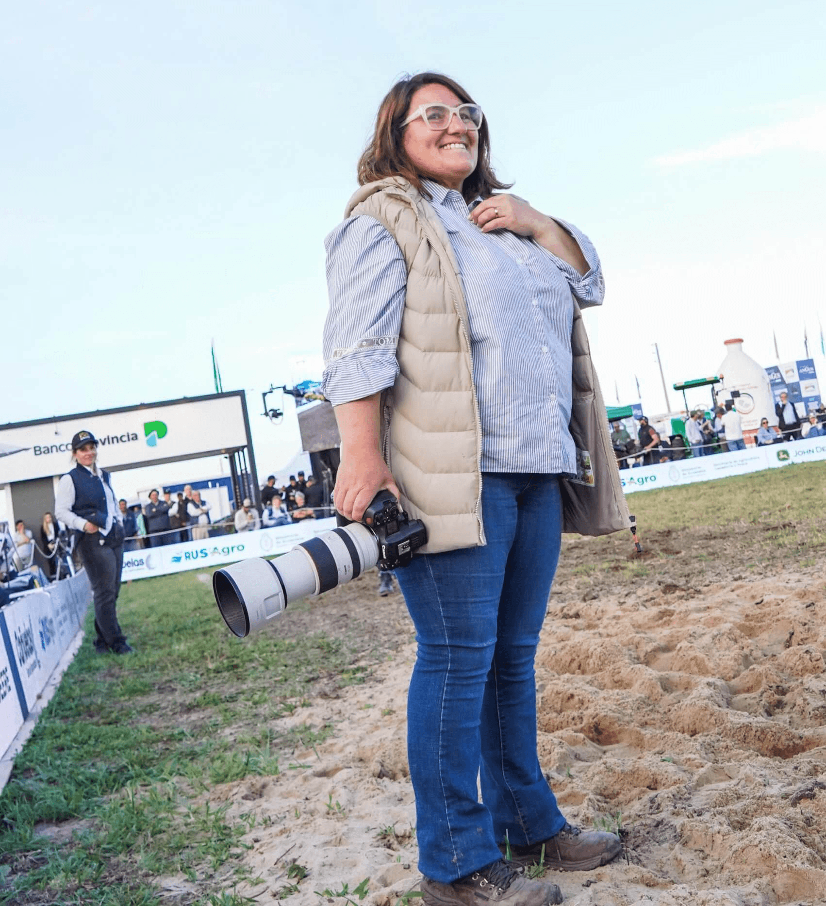 Alejandra con camara en pista scaled