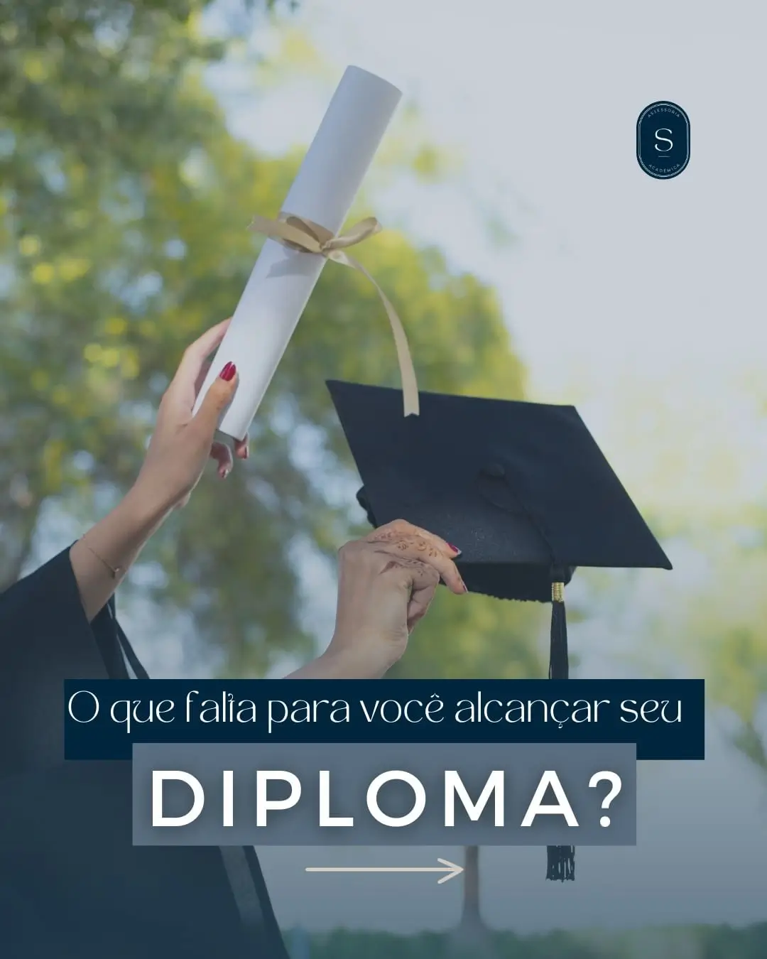 Imagem de formandos segurando um capelo e um diploma