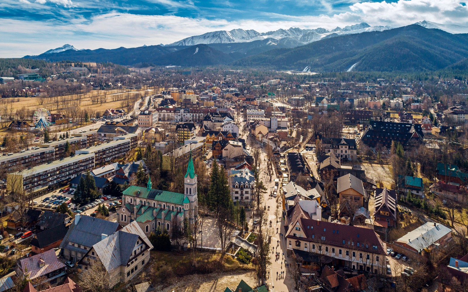 从空中俯瞰扎科帕内，背景是塔特拉山，靠近莫斯基奥科湖。