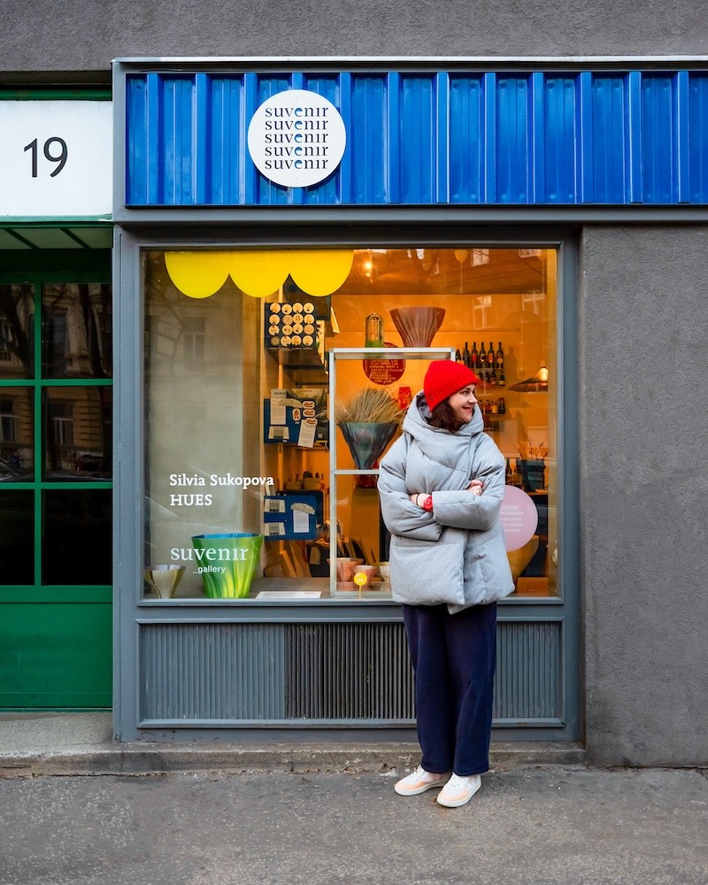 Inštalácia so žltými smiley objektmi v priestore, interakcia návštevníkov