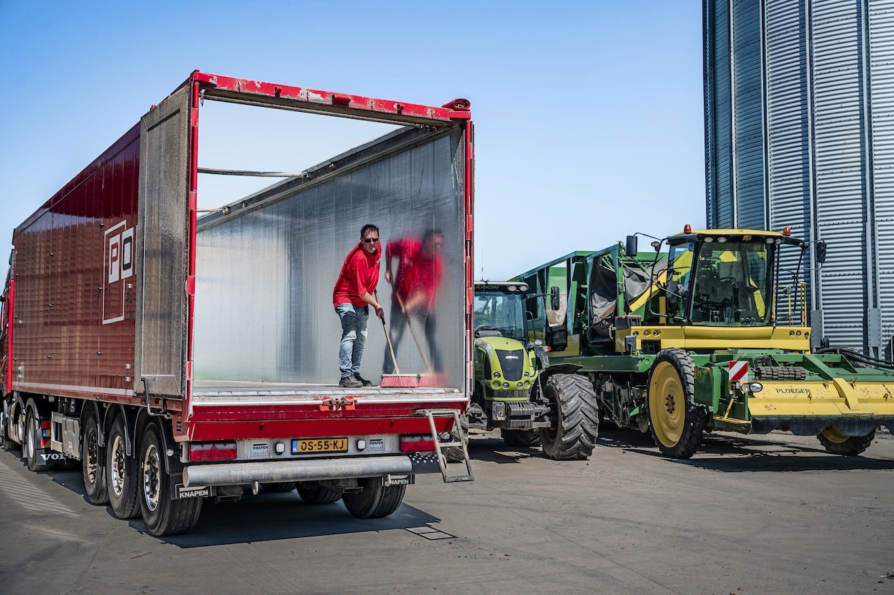 Chauffeur in vrachtwagen Post Handel en Transport