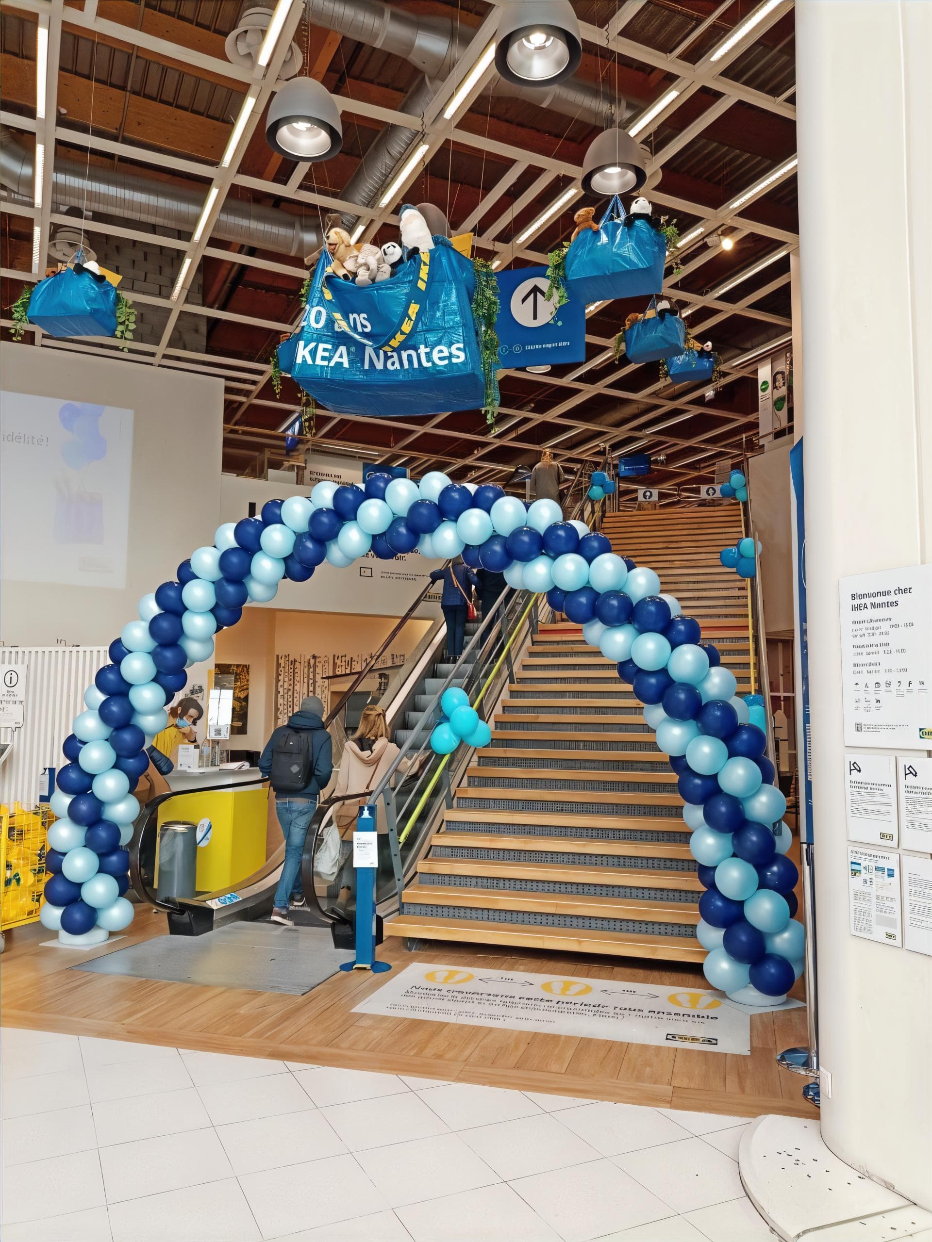 Arches géantes à l'entrée d'Ikea à Saint-Herblain pour fêter les 20 ans