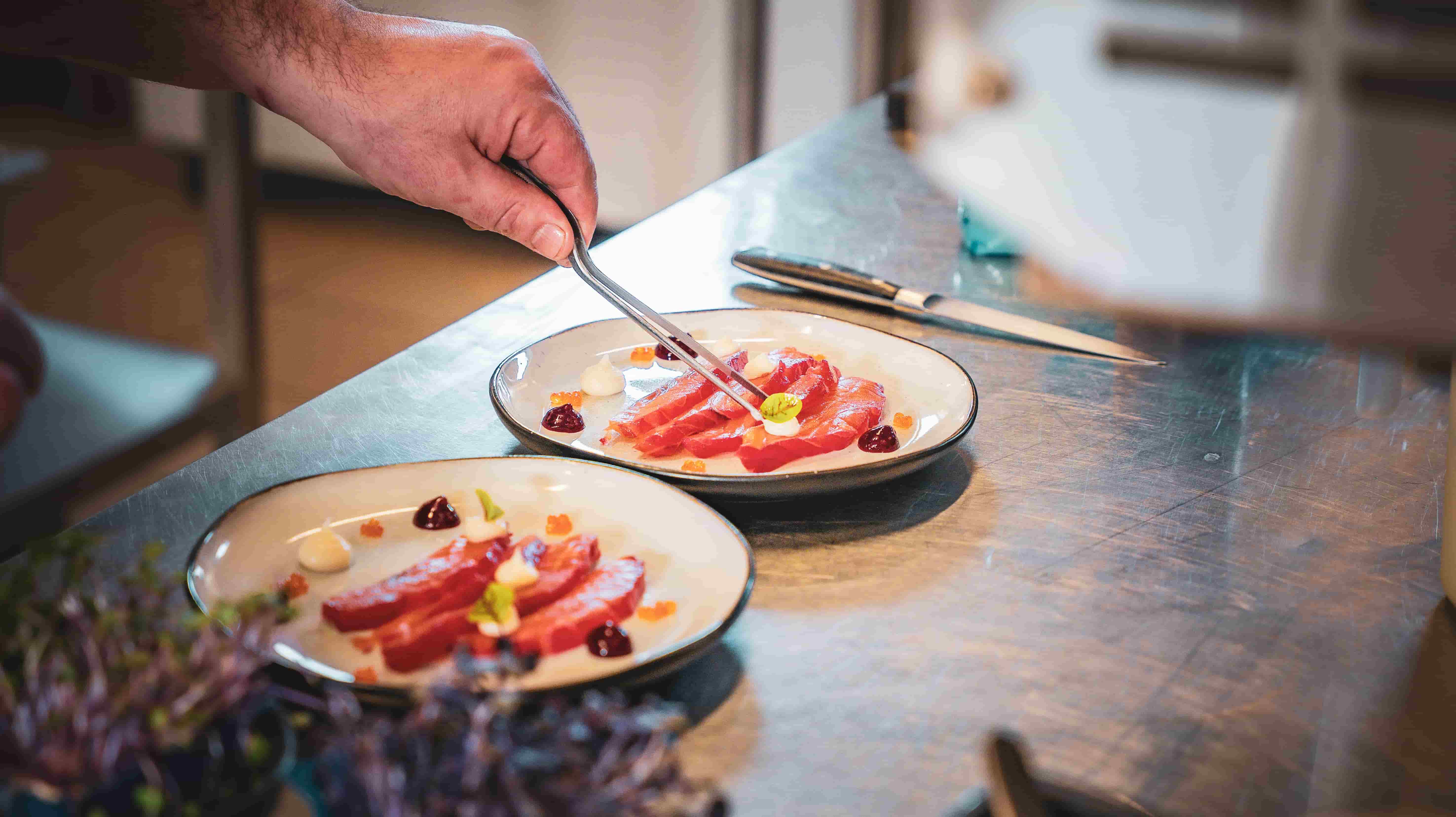 Truite fraîche des Étangs de Cendron, producteur local partenaire de notre restaurant à Chimay