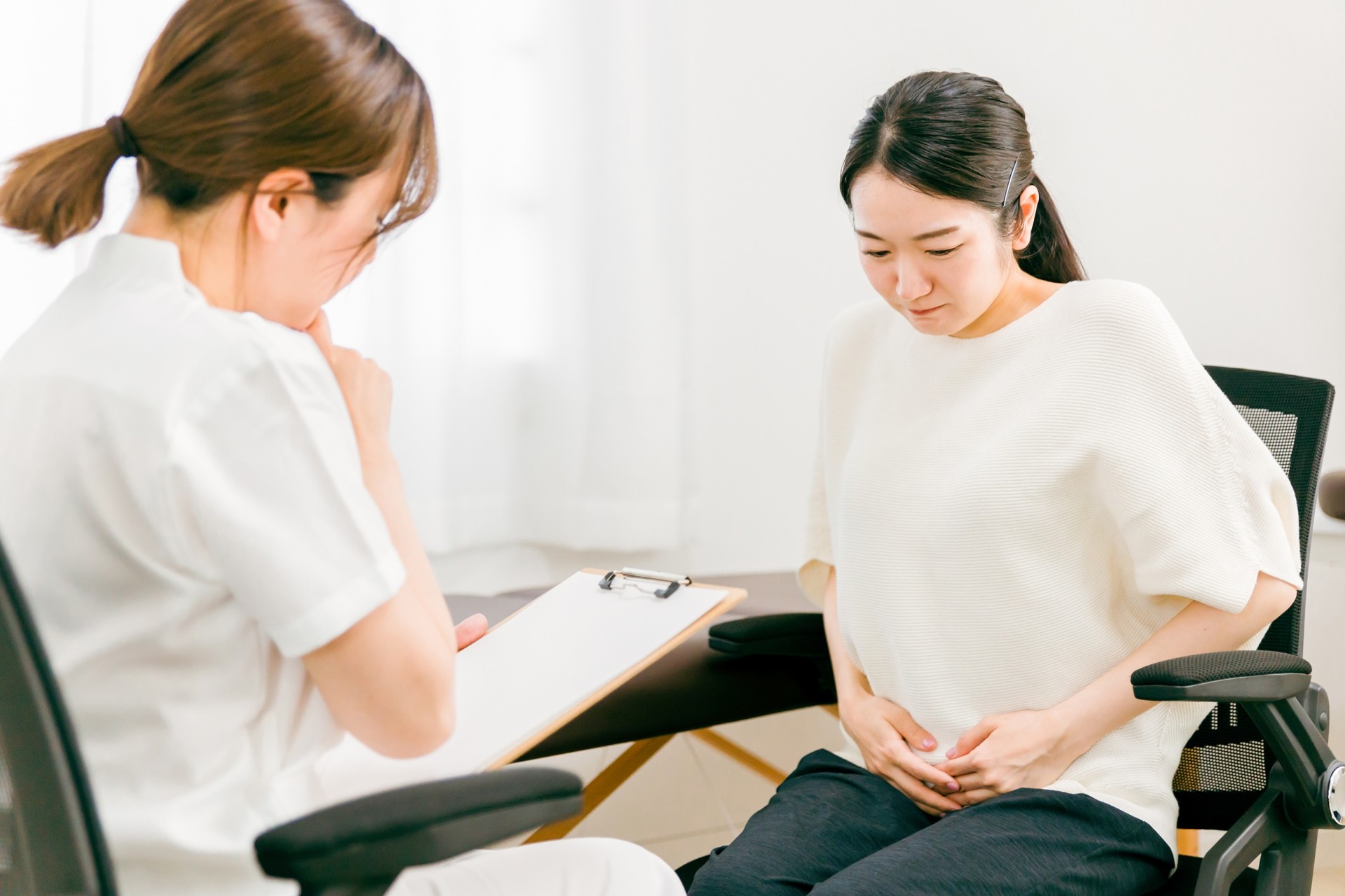 腹痛を訴える女性|旋尾線虫症の症状には3つの病型がある