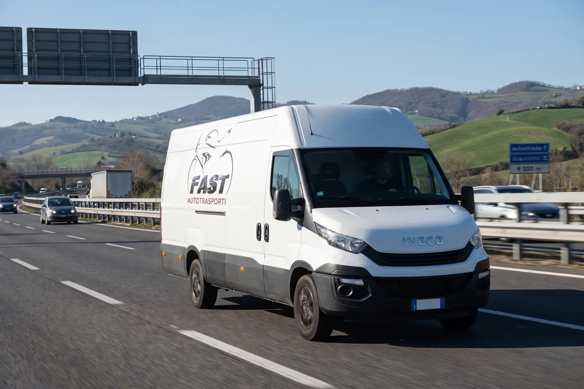 Furgone FAST Autotrasporti in viaggio in autostrada per un trasporto moto