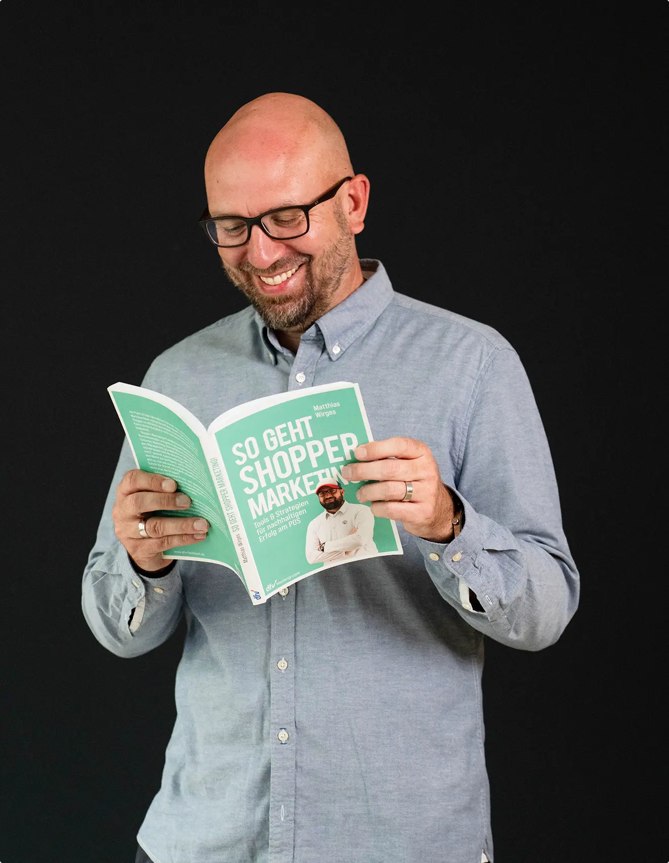 Matthias Wirges mit seinem Fachbuch in der Hand