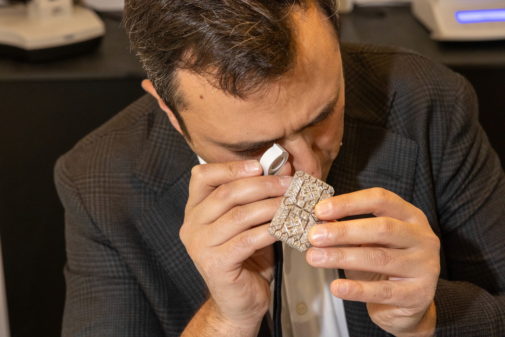 Expert gemmologue Altmann réalisant une expertise bijoux gratuite à Paris