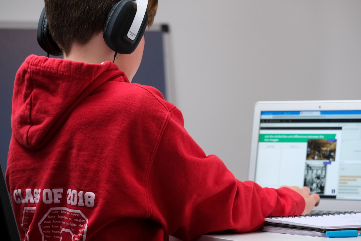 Student using online learning tools
