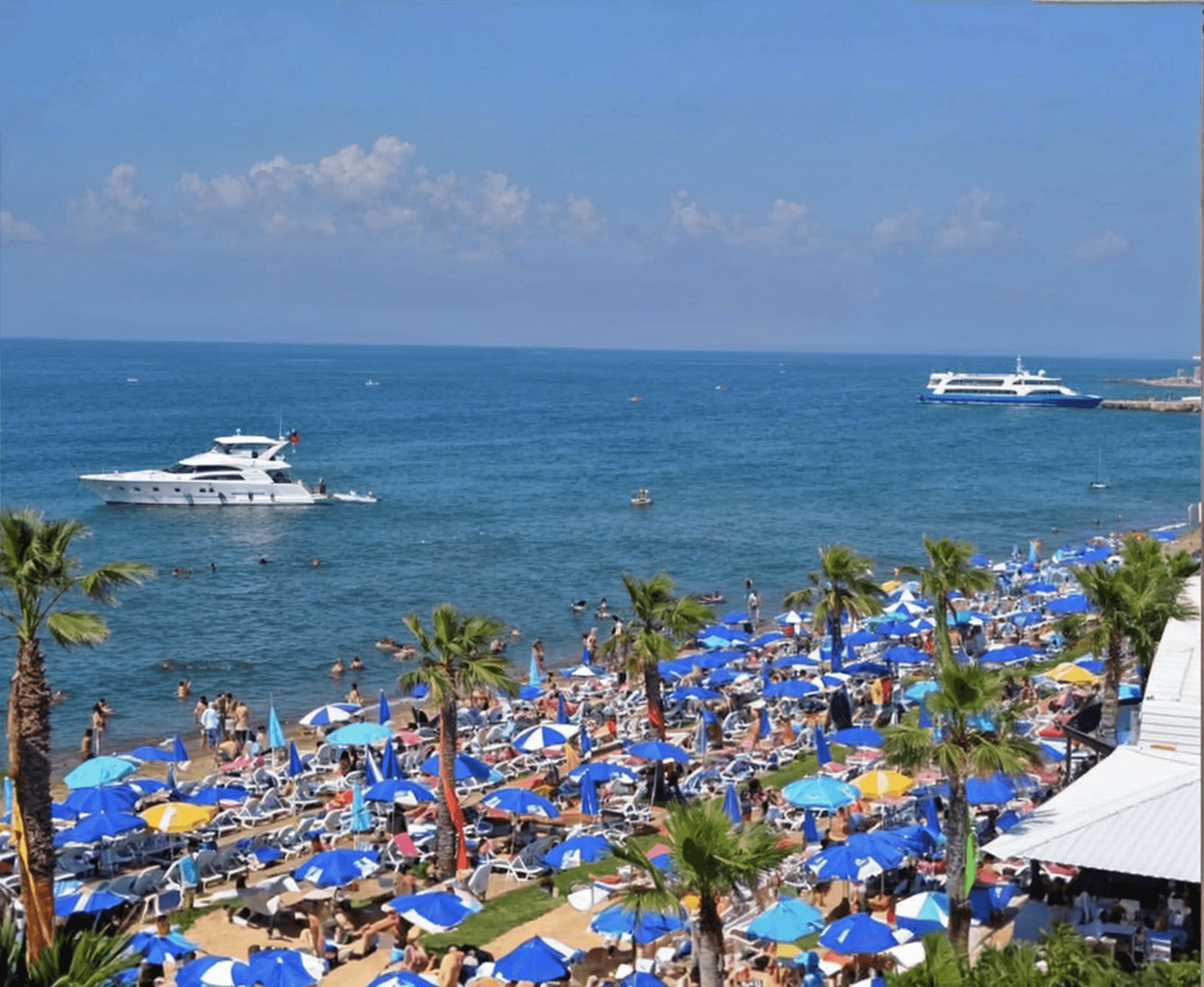 Masmavi deniz ve sıcak kumsal ile sakin bir tatil deneyimi sunan Maviş Beach