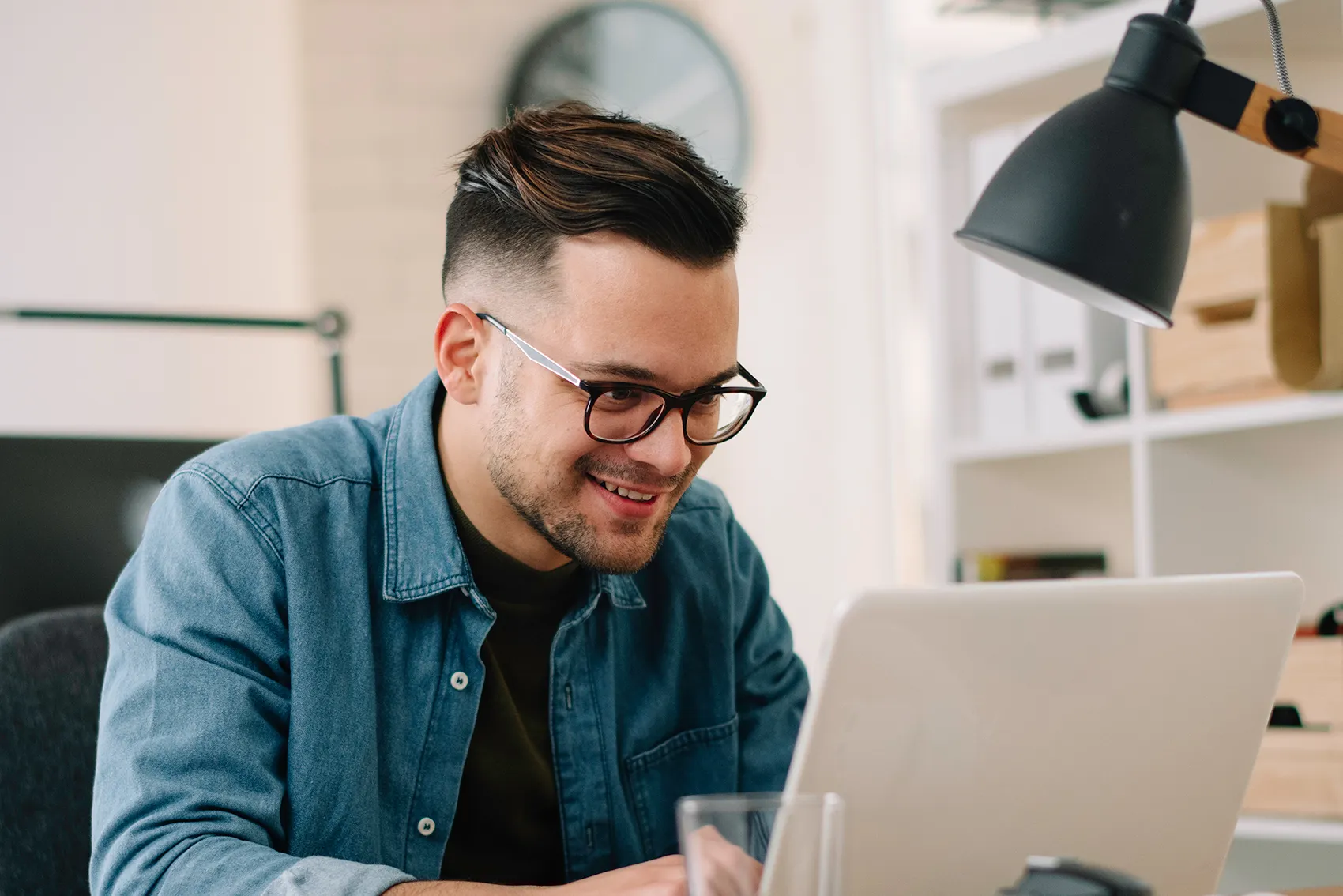 Junger Bauleiter am Laptop bei der Terminplanung