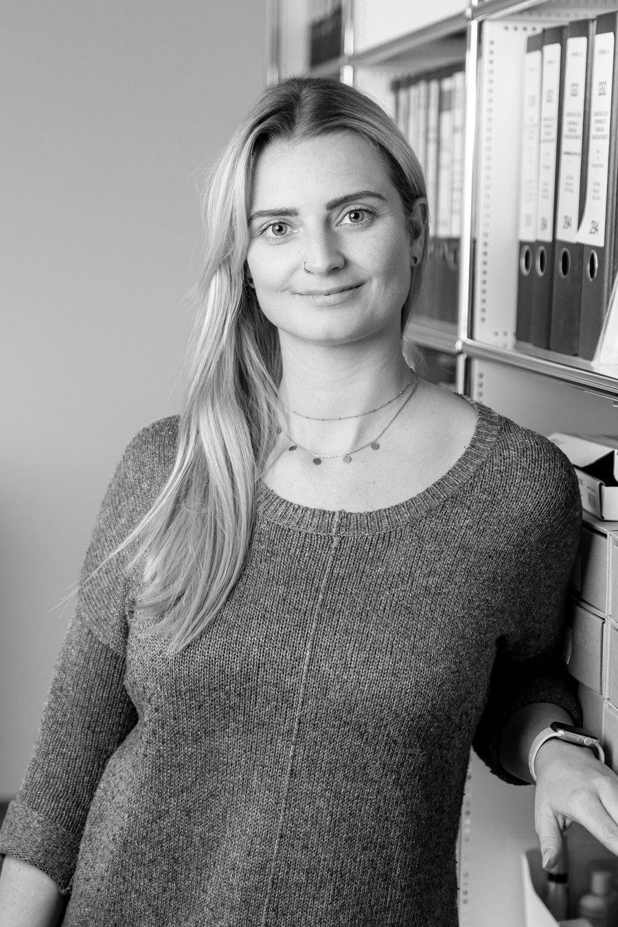 Porträt von Alina Brockmeyer, Bauingenieurin bei Beinker Architektur, im Büro vor einem Aktenregal
