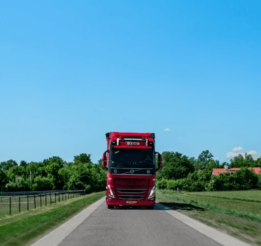 Vrachtwagen van Post Handel en Transport op de weg