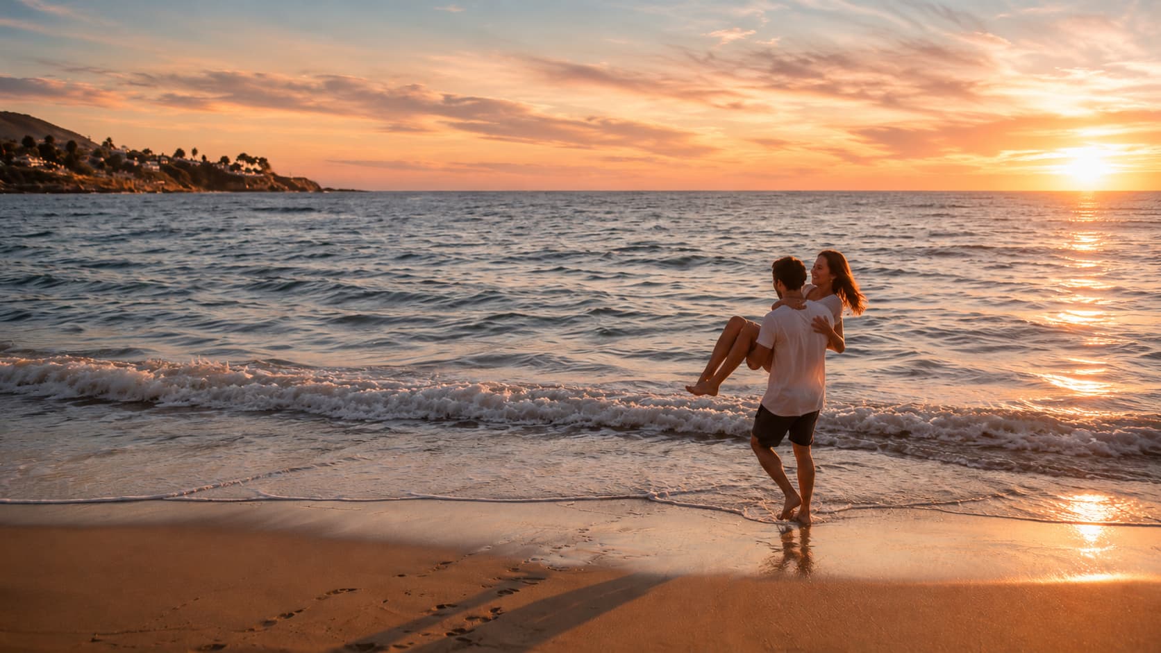 Glückliches Paar am Strand bei Sonnenuntergang – romantische Hochzeitsreise und Flitterwochen am Meer.