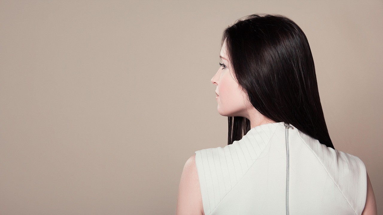 girl-from-the-back,-fashion-girl,-hair,-hairstyle,-clothes,-dress,-portrait,-bac - xusenru (pixabay)