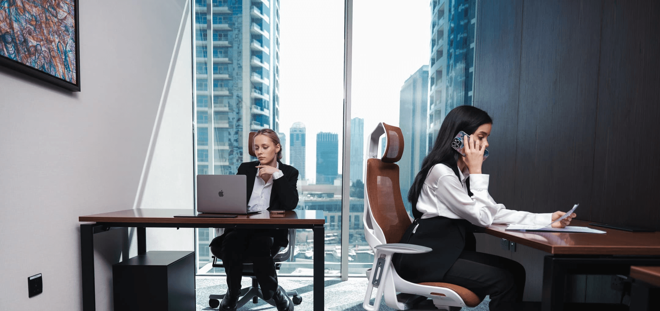 اجتماع عمل بين موظفين وعملاء إماراتيين حول خدمات مكتب تخليص معاملات دبي.