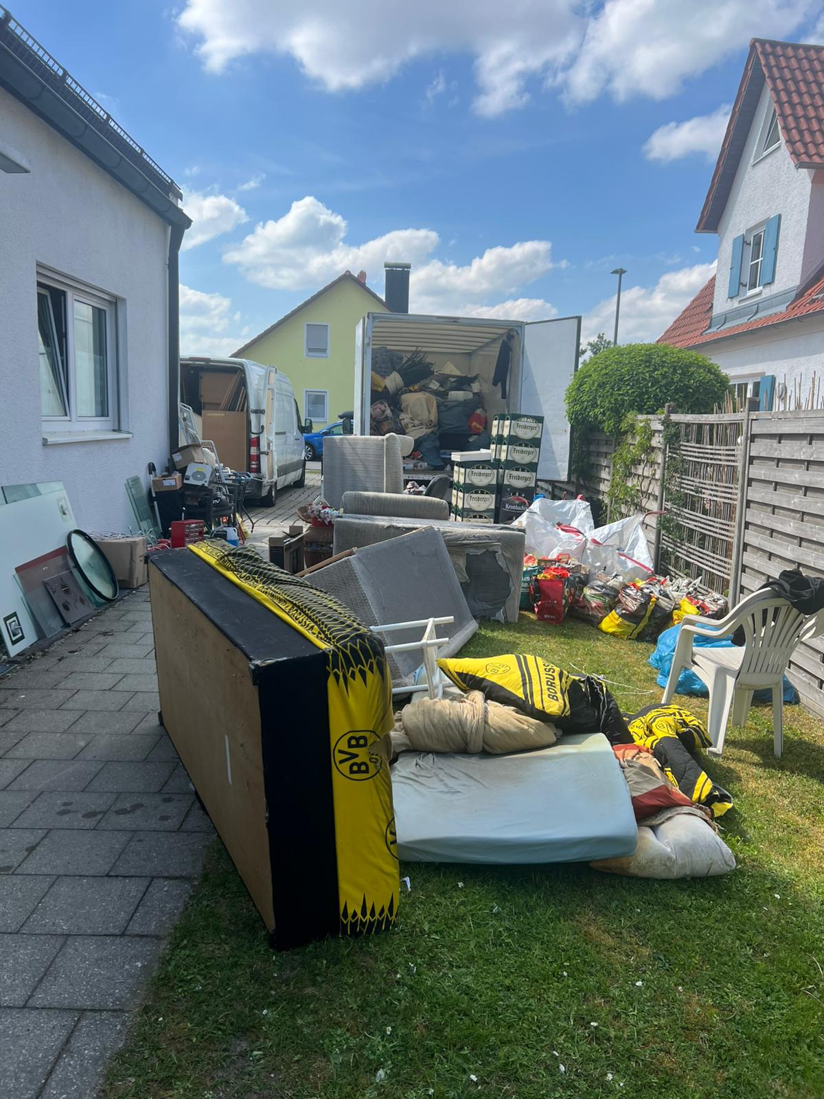 Entrümpelung Freising, ein Keller der ausgeräumt wird und sortiert wurde. 