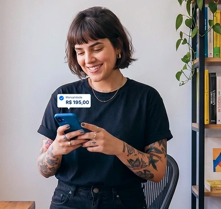 Mulher mexendo no celular