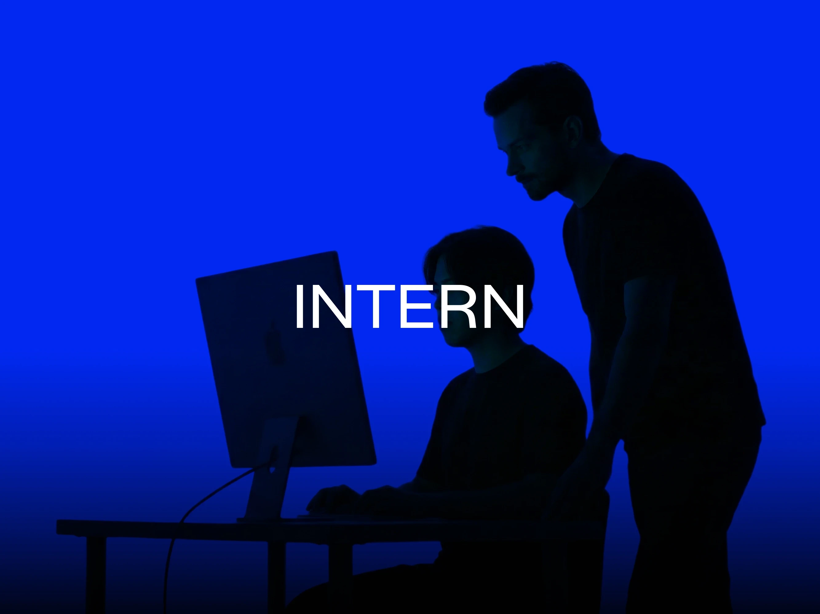 Článek na Design Bod o praktikantovi, kterého měl Ondra Vazač ve svém studio Grovio. Na fotce je jejich silueta u počítače s modrým pozadím. 