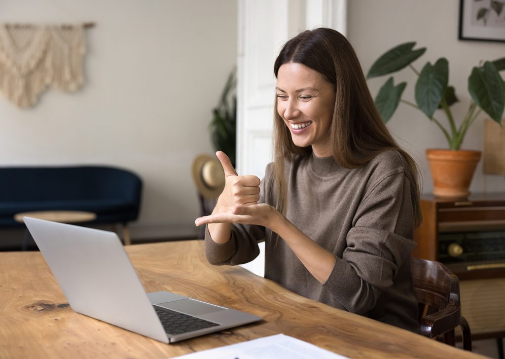 Manager e dipendente con disabilità in una videochiamata di lavoro, simbolo di inclusione e smart working accessibile