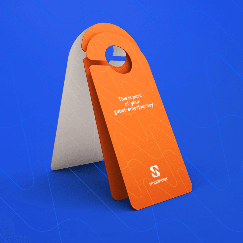 Oranje bewegwijzeringsbord op een blauwe achtergrond als modern designobject.