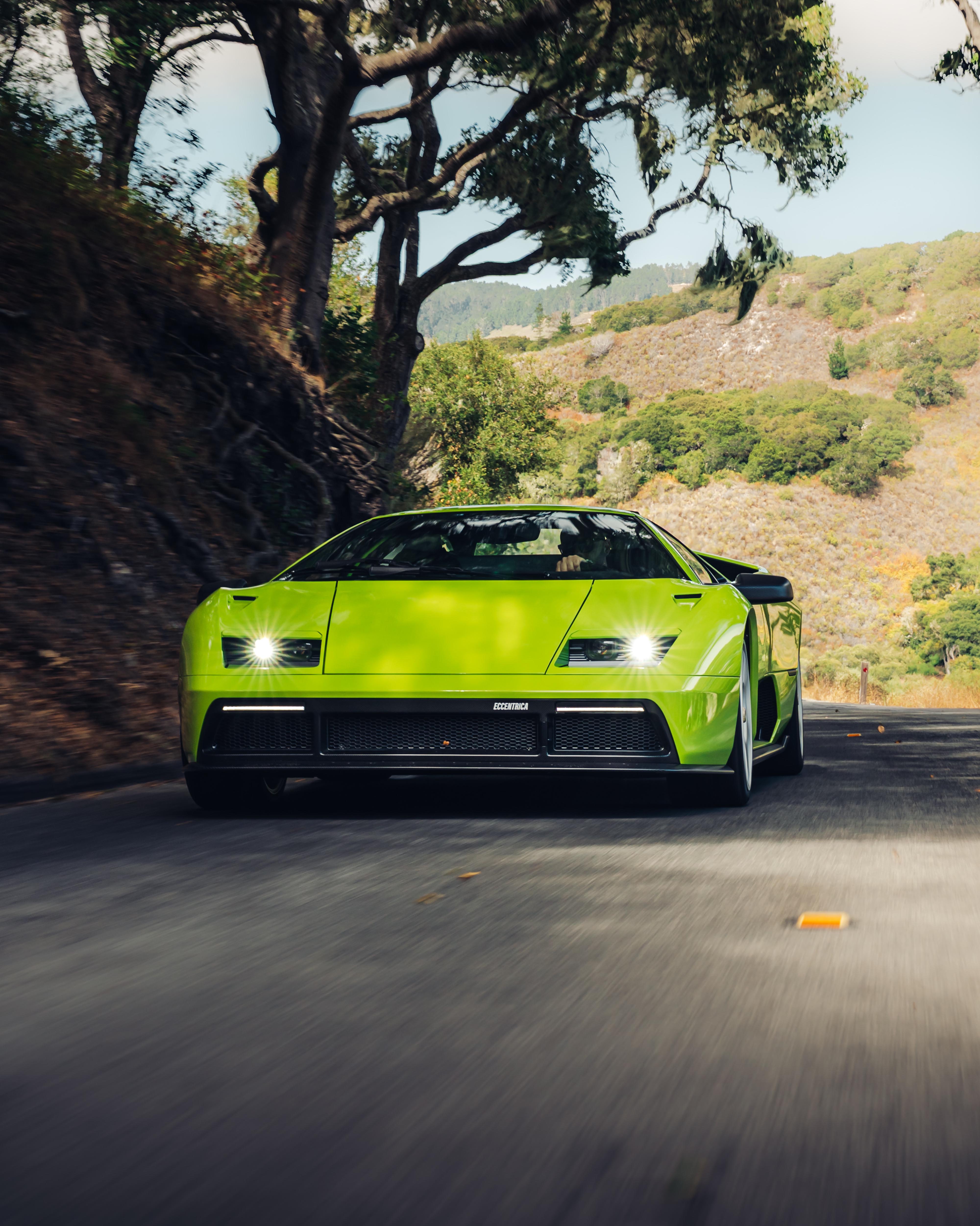 Eccentrica Restomod rollingshot su strada americana