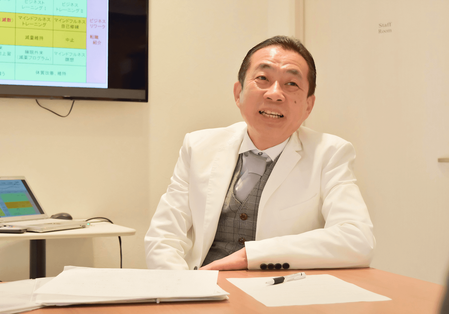 クリニックに併設されたオフィスで医学への思いを語る田中伸明先生