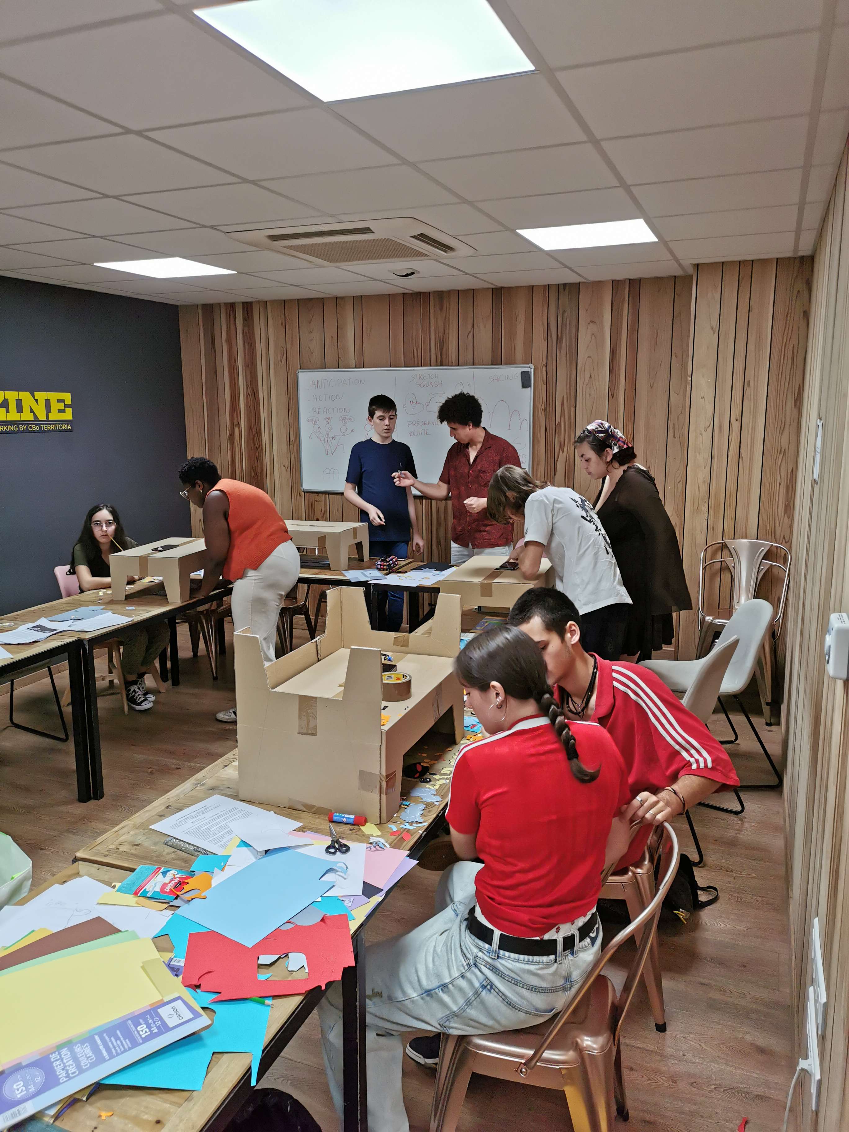 image de jeunes devant le campus de RUbika Réunion