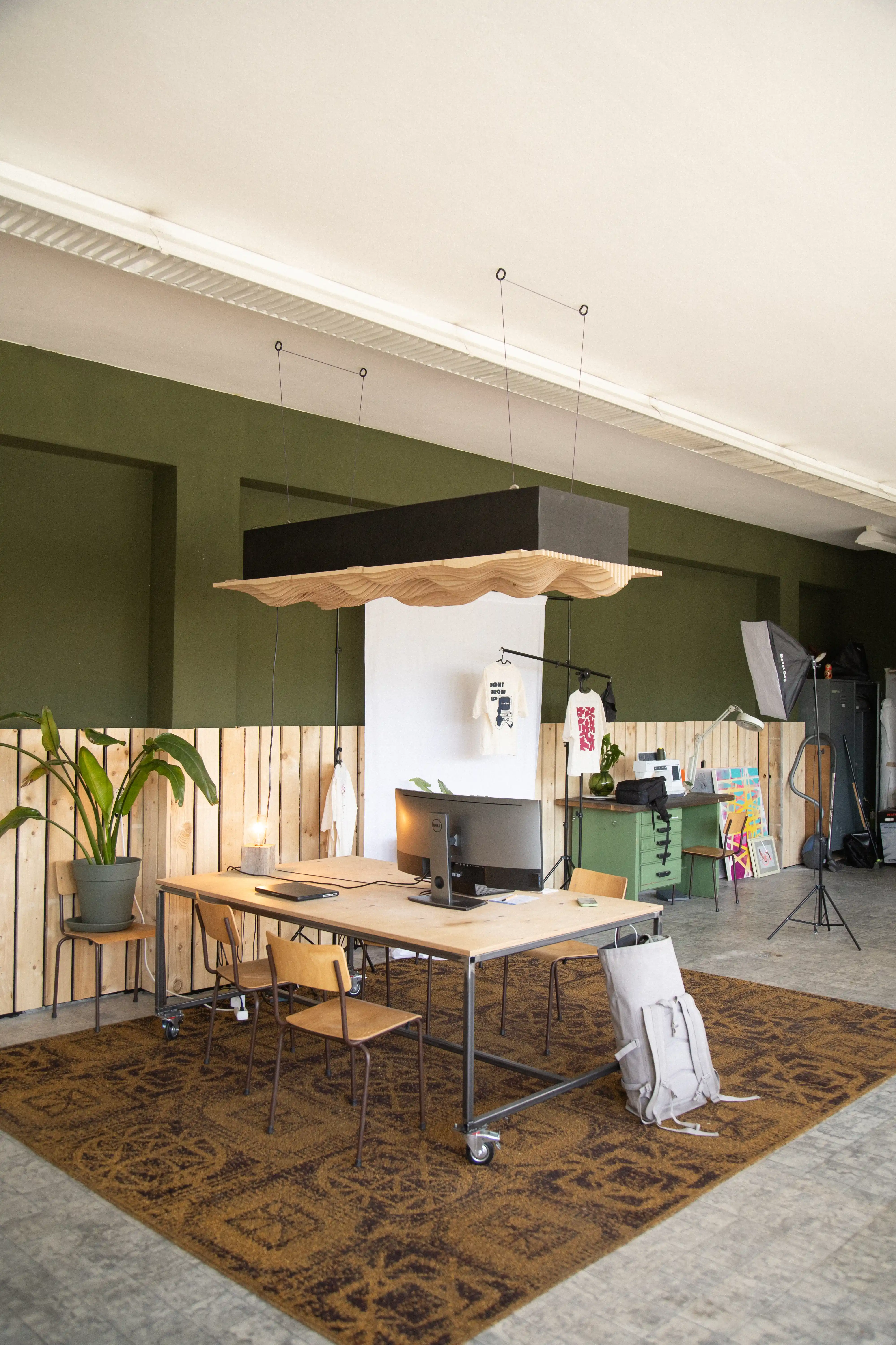 Wellen-Akustiklampe an der Decke montiert, effektive Raumakustik und modernes Design