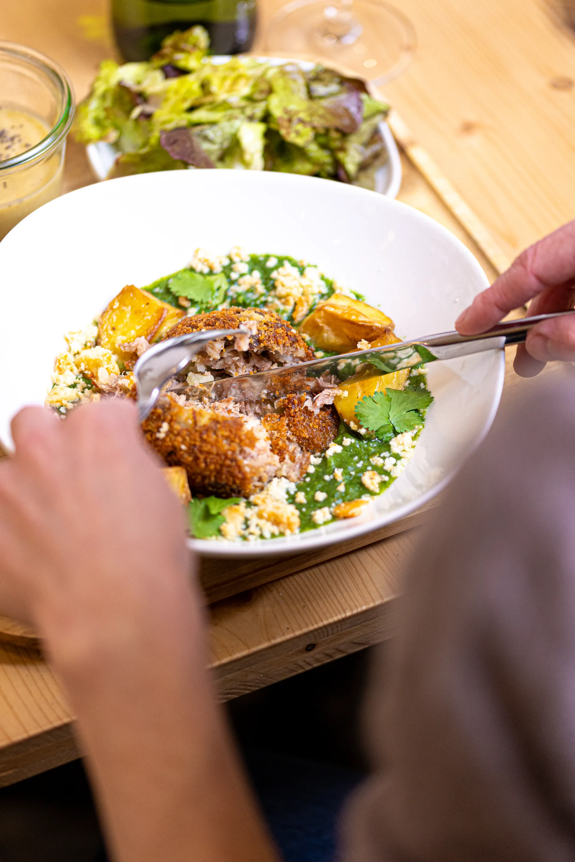Offre du midi avec plat salade et soupe vu du dessus