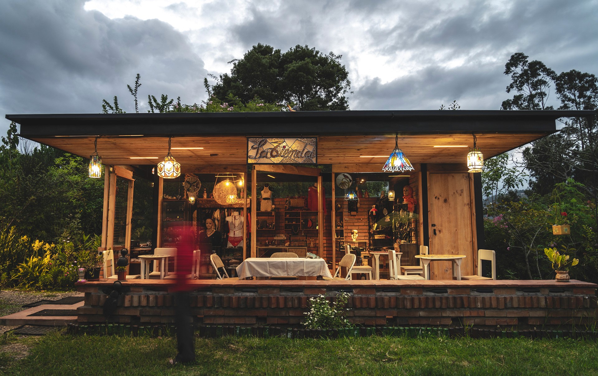 Casa moderna con voladizos en la montaña rodeada de vegetación en la noche